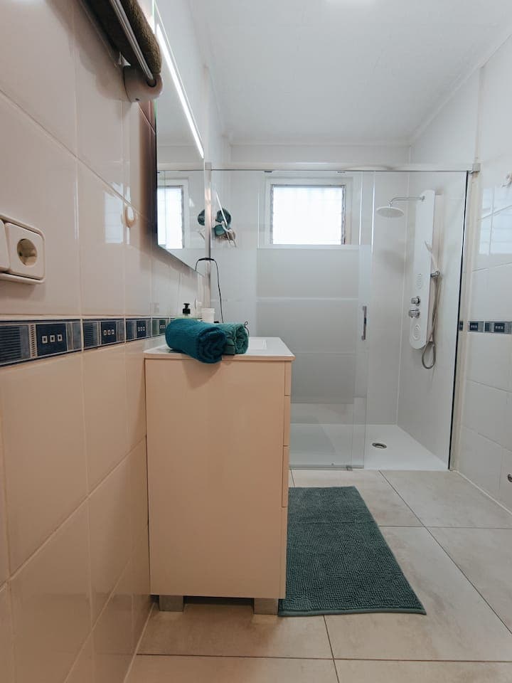 Badezimmer mit Glasdusche