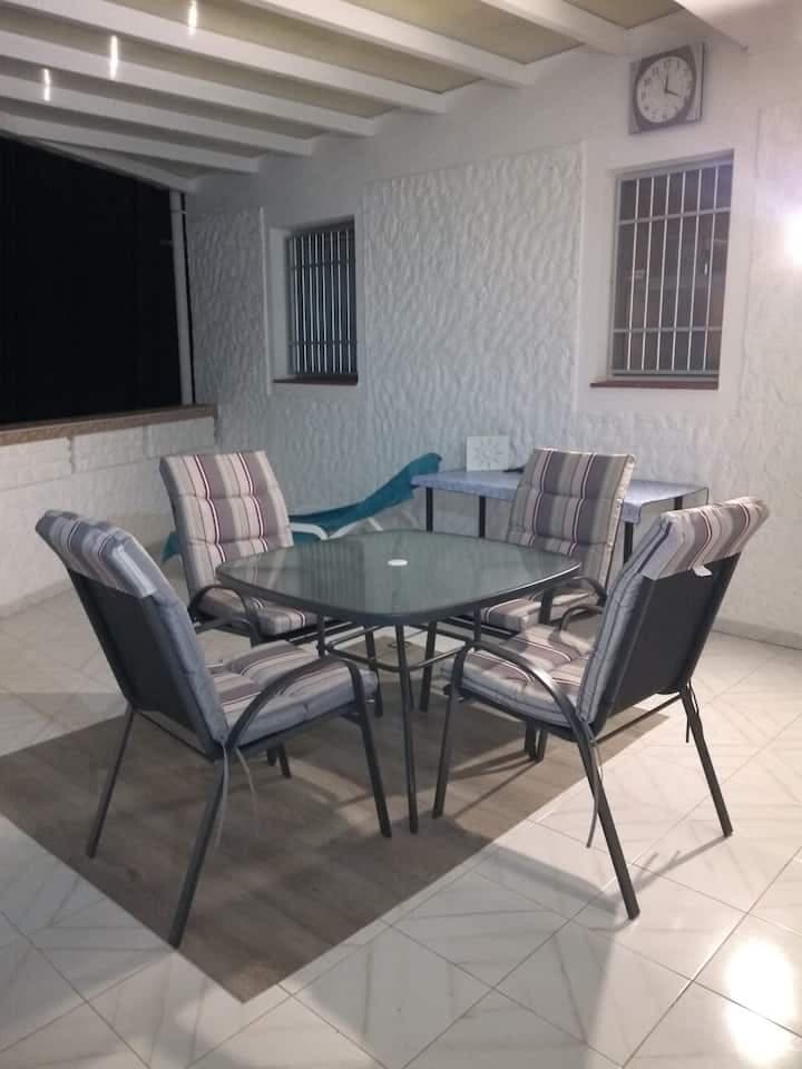 Überdachter Essbereich