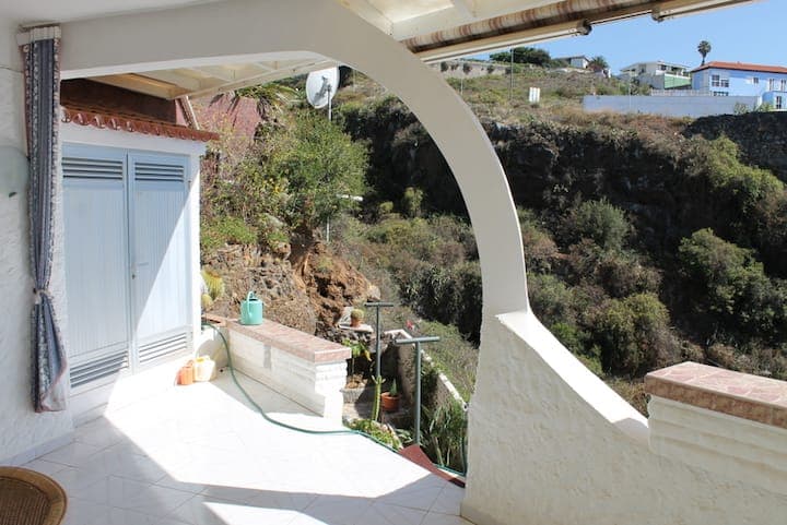 Terrasse mit Bogen und Barranco-Blick